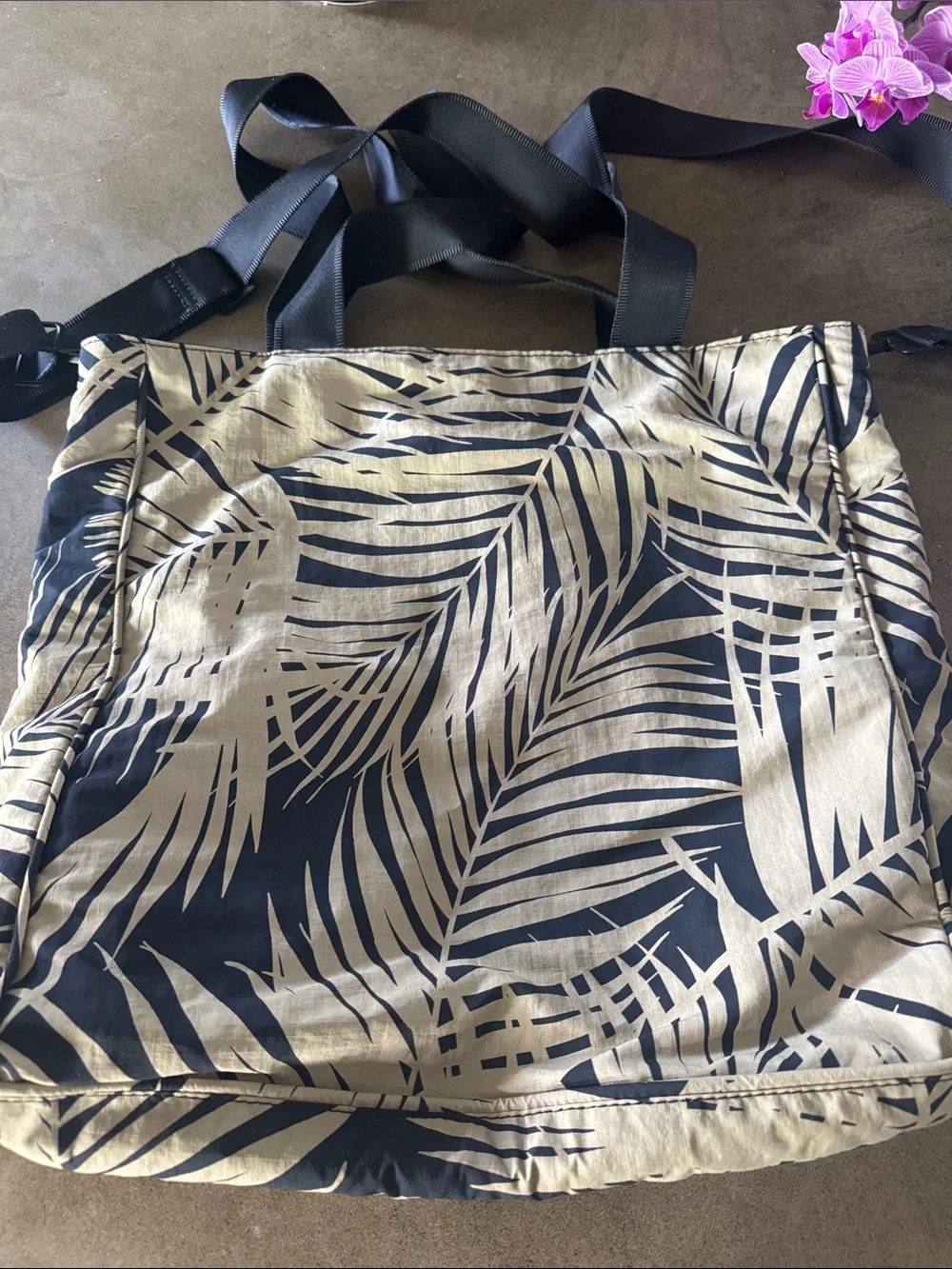 ALOHA collection Black and Tan Palm-Print Tote - Picture 2 of 3